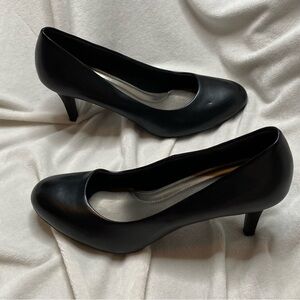 Comfort Plus by Predictions Classic Black Pumps
